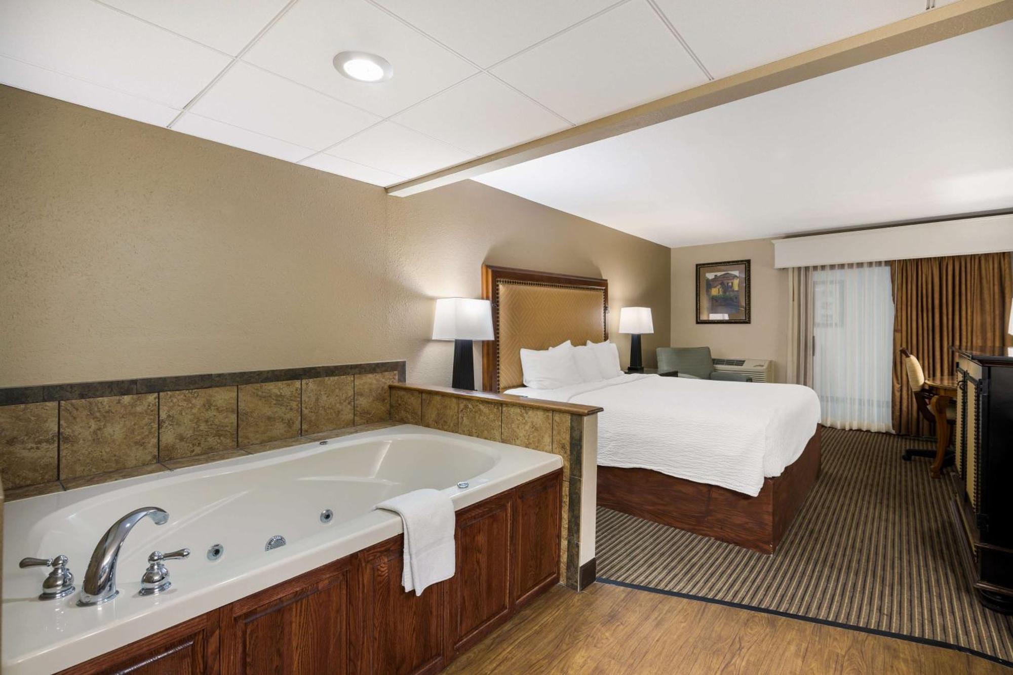 Revel Hotel Minot - Surestay Collection By Best Western Dış mekan fotoğraf